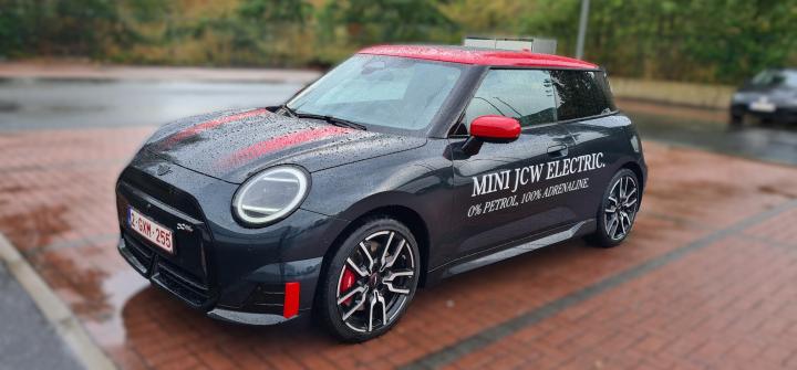 Testverslag DrivOlution MINI JCW Electric front side view